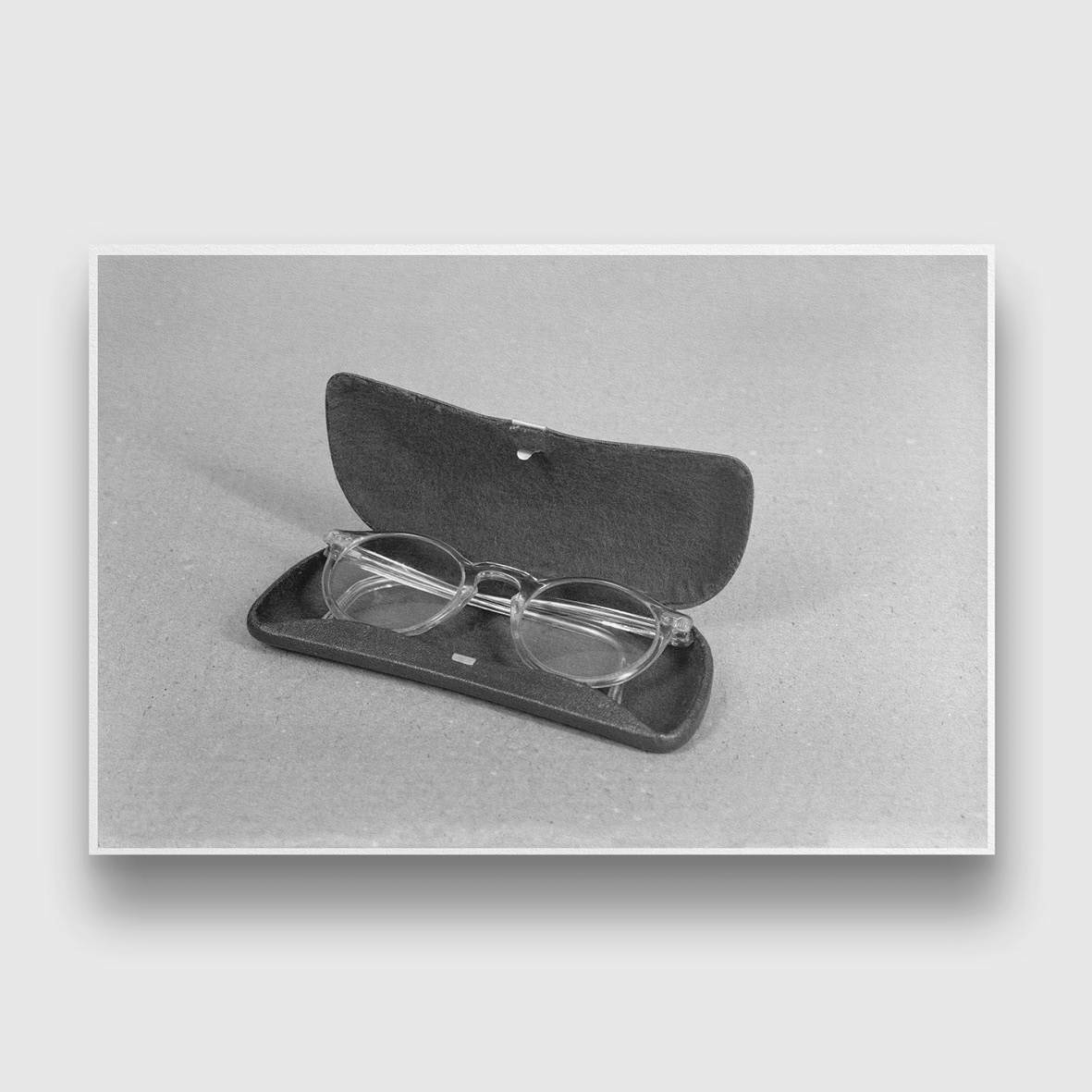 Zwart-wit foto van een historische brillendoos uit 1950